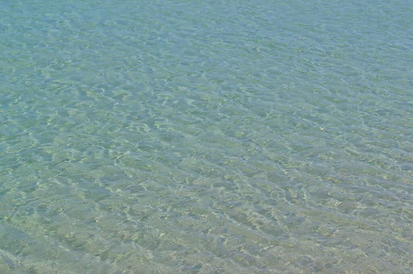 Ondulações do vento na superfície da água do mar azul. — Fotografia de Stock