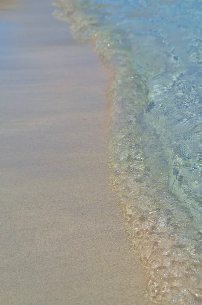 Egy kis tenger hulláma borítja a paradicsomi strand homokját.. — Stock Fotó