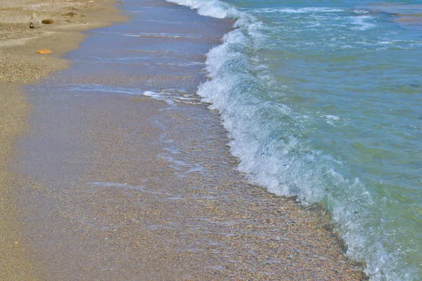 바다의 파도와 모래 해변의 아름다운 경치. — 스톡 사진