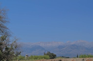 Dağların güzel manzarası ve güneşli havada açık mavi gökyüzü..