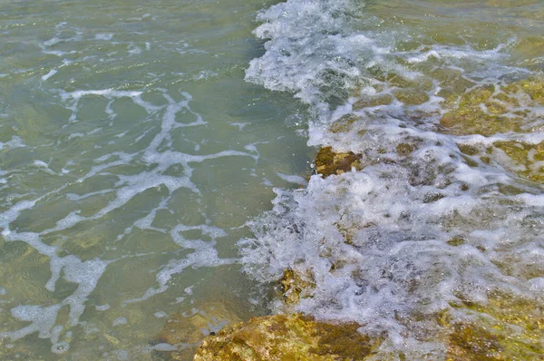 海浪冲击海滩附近的岩石. — 图库照片