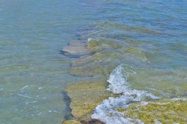 Costa rocciosa del mare blu trasparente. — Foto Stock