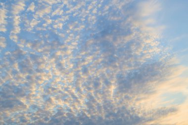 Bulutlu gökyüzü batan güneşle aydınlandı. Bulanık odaklı soyut arkaplan. 