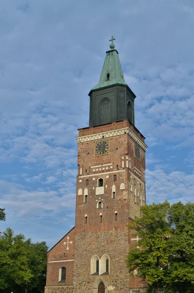 Turku Cathedral against a blue cloudy sky. — Stock Photo, Image