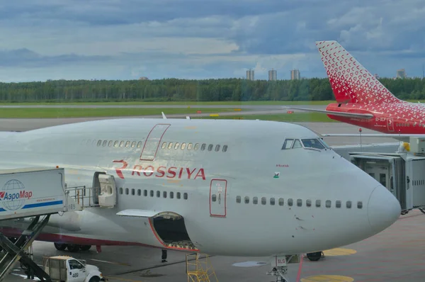 St. Petersburg, Russland, 8. August 2021: Vorbereitung und Betankung des Flugzeugs der Rossiya Airlines vor dem Flug. lizenzfreie Stockfotos