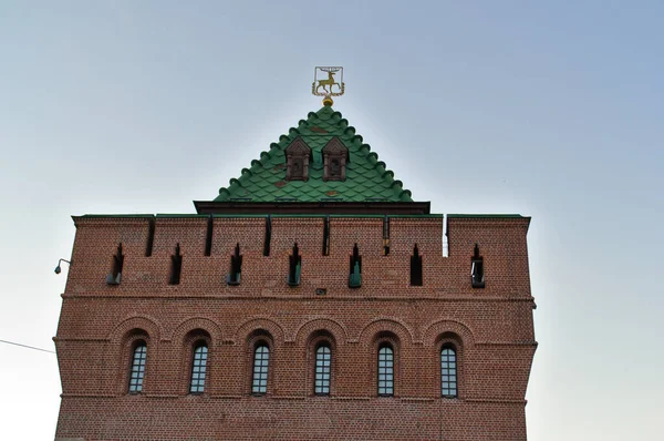 Dmitrijewskaja, Dmitrowskaja Turm des Nischni Nowgorod Kreml, mit Blick auf Minin und Poscharski Platz. — Stockfoto