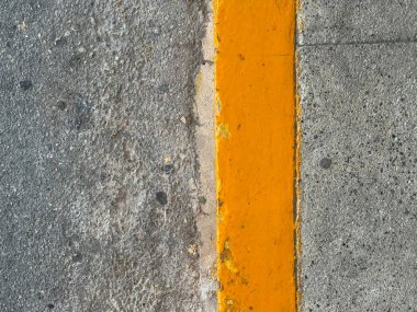 Meksika 'da bir yolda sarı şerit.