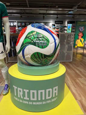 Rio de Janeiro, Brezilya, 11 Kasım 2025 - Trionda, 2026 FIFA Dünya Kupası resmi topu.
