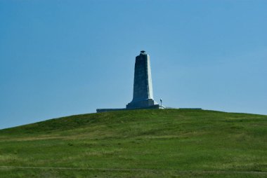 White binası- Wright Kardeşler Ulusal Anıtı Kuzey Carolina 'da yeşil çimlerin üzerinde