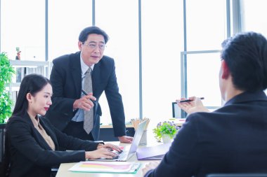 Asyalı grup iş adamlarıyla tanışıyor. Asya 'lı kıdemli iş adamı. Grup tartışması. Suma 'nın mutlu yüzleri. Görevde başarı için çalışmak.