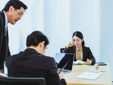 Asyalı grup iş adamlarıyla tanışıyor. Asya 'lı kıdemli iş adamı. Grup tartışması. Suma 'nın mutlu yüzleri. Görevde başarı için çalışmak.