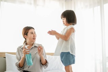 Yatak odasındaki mutlu aile kavramı.