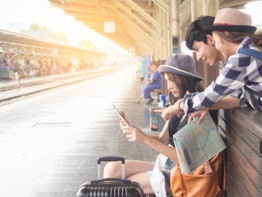 Teavel konsepti. Tren istasyonundaki arkadaş grubu..