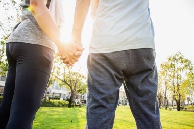 Bir çift arka plan. Yaşlı erkekler ve kadınlar el ele tutuşup gökyüzüne ve merceklere bakıyorlar.