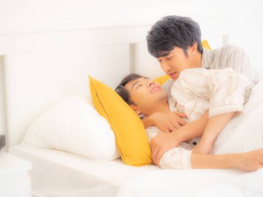 Eşcinsel çift kavramı. lgbtq aktvity evde. yemek yapmak