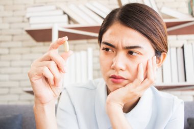 Huzurevi konseptinde kıdemli adam. Konsept. Kadın elindeki haptan mutsuz görünüyordu..