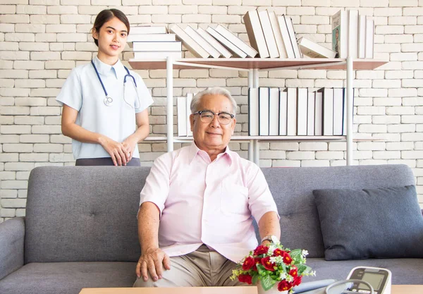 Seniorenbeauftragter Pflegeheimkonzept Krankenschwester Sitzt Mit Einem Älteren Mann Auf Einem — Stockfoto