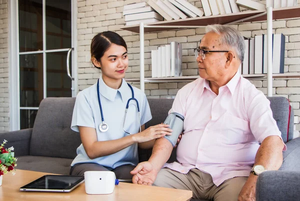 Seniorenbeauftragter Pflegeheimkonzept Krankenschwester Misst Blutdruck Und Puls Der Senioren Wohnzimmer — Stockfoto