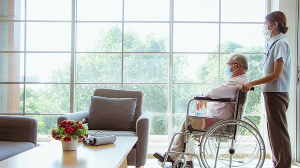 요양원 개념의 노인이야 간호사 이연로 요양원에 앉아서 휠체어를 — 스톡 사진