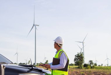Kişisel koruyucu ekipman wor giyen dikiz mühendisi.
