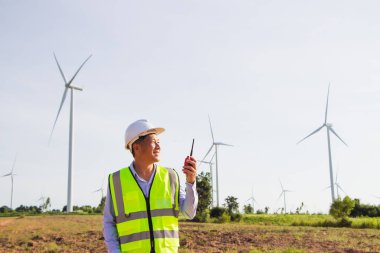 Kişisel koruyucu ekipman wor giyen dikiz mühendisi.