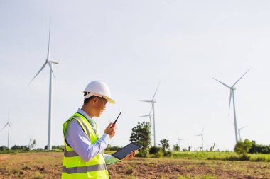 Kişisel koruyucu ekipman wor giyen dikiz mühendisi.