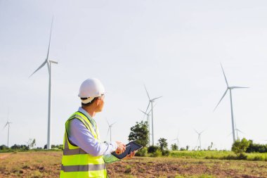 Kişisel koruyucu ekipman wor giyen dikiz mühendisi.