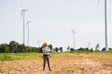Kişisel koruyucu ekipman wor giyen dikiz mühendisi.