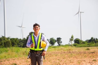 Kişisel koruyucu ekipman wor giyen dikiz mühendisi.