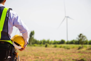 Kişisel koruyucu ekipman wor giyen dikiz mühendisi.