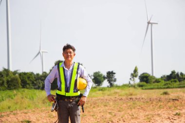 Kişisel koruyucu ekipman wor giyen dikiz mühendisi.