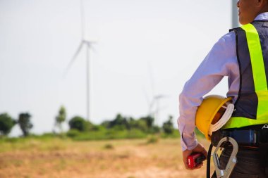 Kişisel koruyucu ekipman wor giyen dikiz mühendisi.