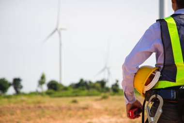 Kişisel koruyucu ekipman wor giyen dikiz mühendisi.