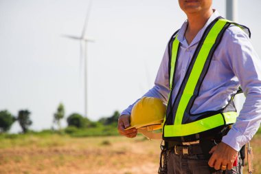 Kişisel koruyucu ekipman wor giyen dikiz mühendisi.