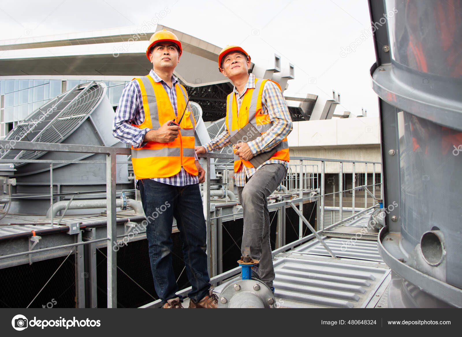 Ingeniero Masculino Asiático Que Inspecciona Accesorios Refrigeradores Tuberías Planta de © anusak5537 #480648324 | Depositphotos