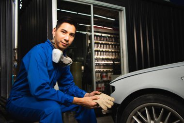 Girişimci işadamı. Küçük işletme sahibi, boya tamircisi, araba tamircisi..