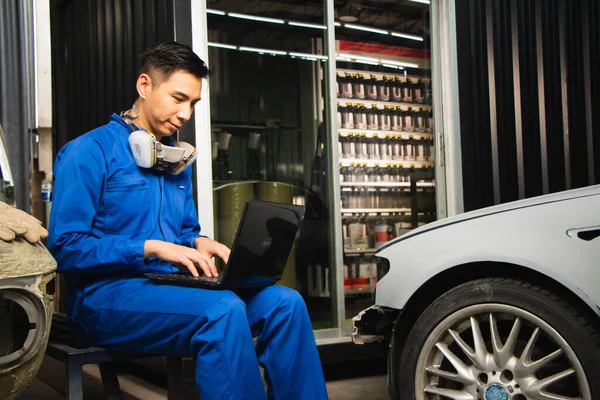 Unternehmer Geschäftsmann Kleinunternehmer Lackiererei Autowerkstatt — Stockfoto