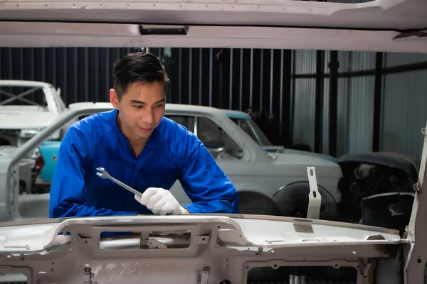 Unternehmer Geschäftsmann Kleinunternehmer Lackiererei Autowerkstatt — Stockfoto