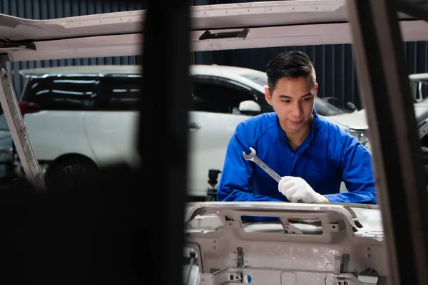 Unternehmer Geschäftsmann Kleinunternehmer Lackiererei Autowerkstatt — Stockfoto