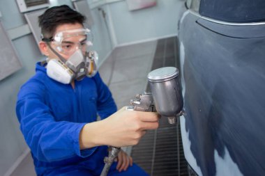 Girişimci işadamı. Küçük işletme sahibi, boya tamircisi, araba tamircisi..