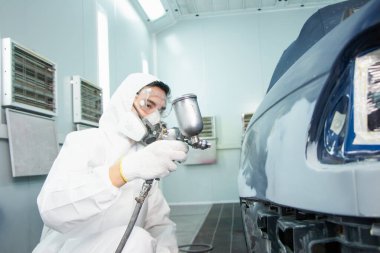 Girişimci işadamı. Küçük işletme sahibi, boya tamircisi, araba tamircisi..