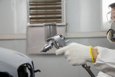 Girişimci işadamı. Küçük işletme sahibi, boya tamircisi, araba tamircisi..