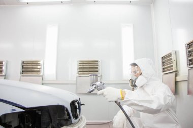 Girişimci işadamı. Küçük işletme sahibi, boya tamircisi, araba tamircisi..