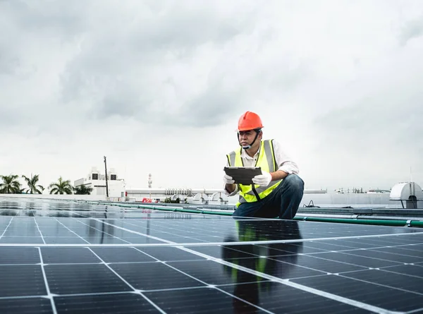 Męski Inżynier Sprawdza Elektrownię Fotowoltaiczną Słoneczną Używa Tabletu Rejestrującego Mechanik — Zdjęcie stockowe