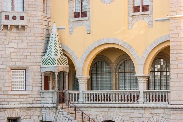 Castro Guimaraes Müzesi 'nin ön cephesinin ayrıntıları Portekiz' in Cascais kentindeki Aziz Sebastian Kulesi adlı tarihi binada yer almaktadır.