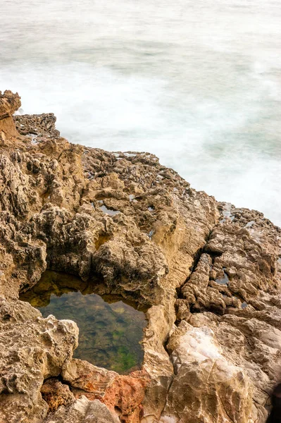 Portekiz 'in Cascais şehrinde Cehennem Ağzı (Portekizce Boca do Inferno) yakınlarında Atlantik Okyanusu' nun yanındaki kaya oluşumlarında su bulunan delik.
