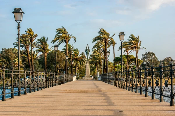 La Rabida, Huelva'ya yakın, Palos de la Frontera'da, Kraliçe'nin iskelesi ve Plus Ultra anıtı