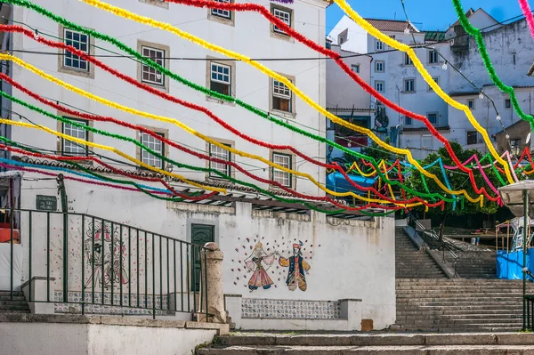 San Miguel Alfama mahallede merdiven San Antonio, Lizbon tatil sırasında birçok renklerle süslenmiş