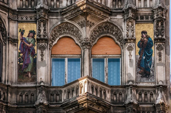 Budapeşte'de genel bir binanın mimari balkon