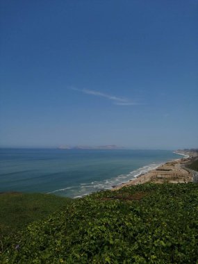 Miraflores 'deki yeşil sahilin manzarası Lima Peru